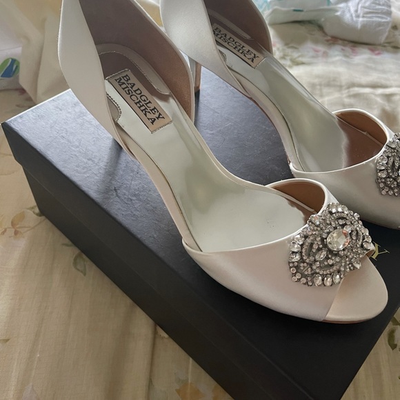 BADGLEY MISCHKA WHITE SATIN LOW HEELS - Picture 5 of 6